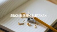 Sinonim Bergeletakan